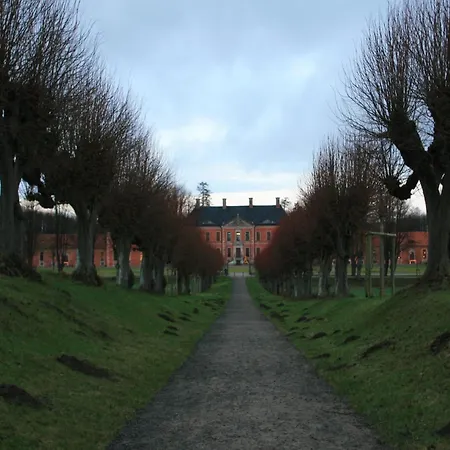 In Nahe Schloss Bothmer, Cleaning Included Apartment *